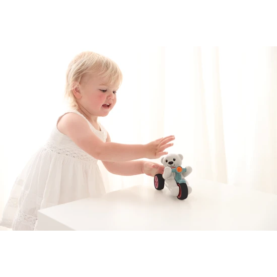 Tolo Medvedík auf einem Dreirad, drücken Sie den Kopf, um sich in Bewegung zu setzen