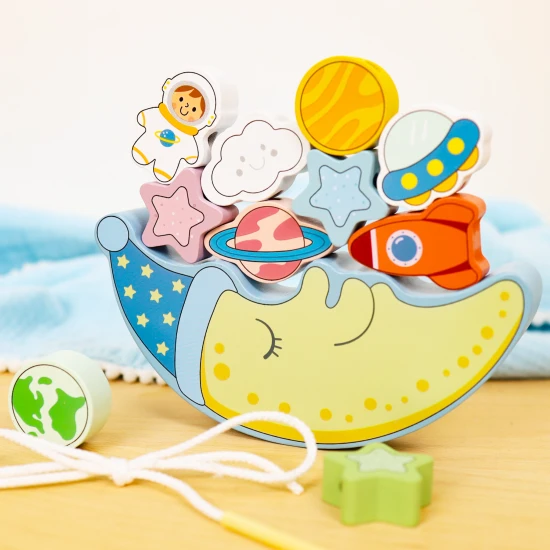 Eine Holzschaukel mit Weltraumwürfeln und Kinderspielzeug zum Balancieren und Bespannen in einem.