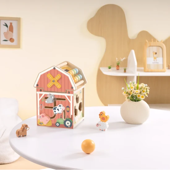 Bauernhaus aus Holz von Tooky Toy – Lernspielzeug mit Tieren, Perlen und Windrad