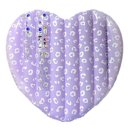 Das riesige aufblasbare Herz von Swim Essentials mit lila Leopardenmuster fällt auf jeder Wasseroberfläche gut auf. Es ist für Kinder ab ca. 6 Jahren geeignet.