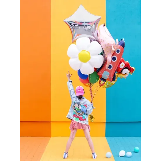 Ein Ballon mit attraktivem Design einer Weltraumrakete, der jedes Kind interessieren wird.