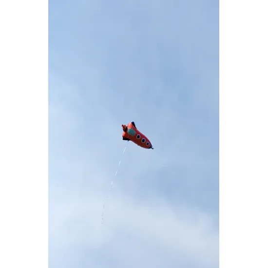 Ein Ballon mit attraktivem Design einer Weltraumrakete, der jedes Kind interessieren wird.