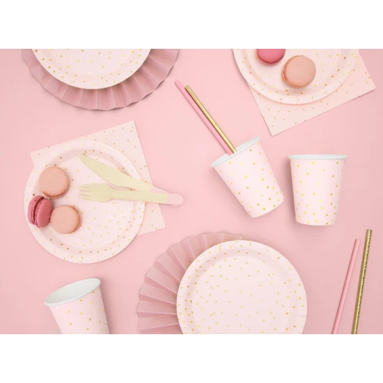 Gläser, die jede Party aufheitern. Rosa Pappbecher sind mit goldenen Punkten verziert.