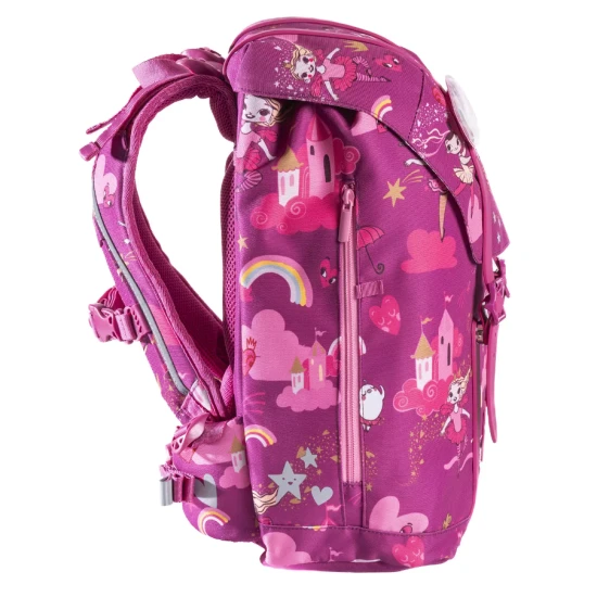 Der leichte Schulranzen Ballerina Dark Pink passt perfekt auf den Rücken einer kleinen Schülerin.