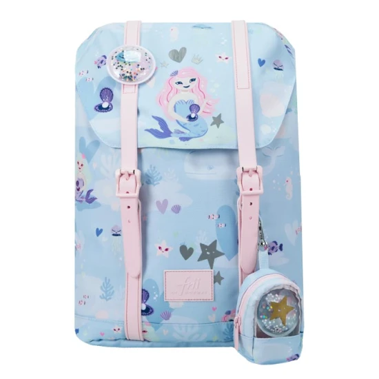 Der leichte Retro Mermaid Schulranzen passt perfekt auf den Rücken eines kleinen Schülers.