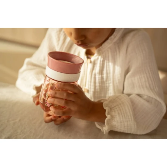 Hochwertiger Trainingsbecher von Little Dutch mit einfacher Reinigung und einem Volumen von 300 ml.