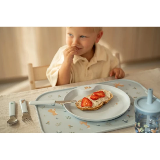 Sicheres Edelstahlbesteck mit Kunststoffgriff für einfaches Halten.