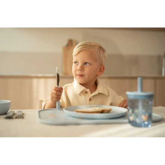 Sicheres Edelstahlbesteck mit Kunststoffgriff für einfaches Halten.