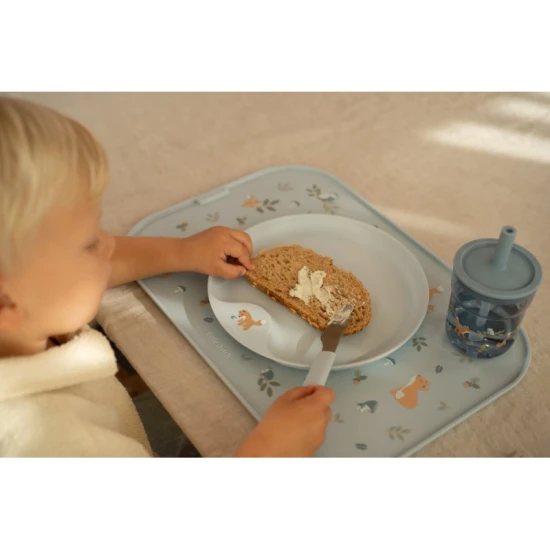 Sicheres Edelstahlbesteck mit Kunststoffgriff für einfaches Halten.