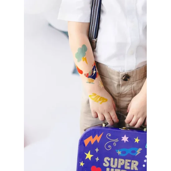 Temporäre Flugzeug-Tattoos für Action-Abenteurer.