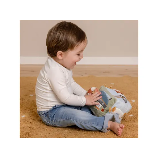 Eine bunte Sammlung von Texturen, Geräuschen und Charakteren, inspiriert von der Bucht, vereint sich im Design dieses aktivitätsreichen Soft Cubes.