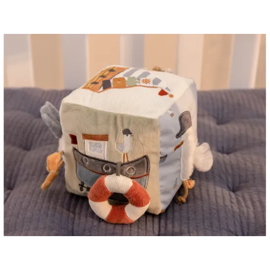 Eine bunte Sammlung von Texturen, Geräuschen und Charakteren, inspiriert von der Bucht, vereint sich im Design dieses aktivitätsreichen Soft Cubes.