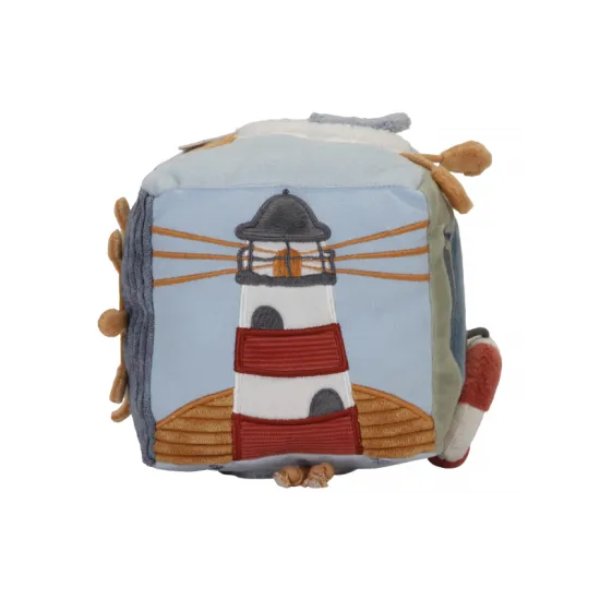 Eine bunte Sammlung von Texturen, Geräuschen und Charakteren, inspiriert von der Bucht, vereint sich im Design dieses aktivitätsreichen Soft Cubes.