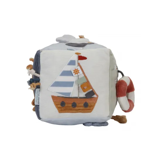 Eine bunte Sammlung von Texturen, Geräuschen und Charakteren, inspiriert von der Bucht, vereint sich im Design dieses aktivitätsreichen Soft Cubes.