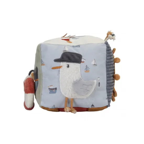 Eine bunte Sammlung von Texturen, Geräuschen und Charakteren, inspiriert von der Bucht, vereint sich im Design dieses aktivitätsreichen Soft Cubes.