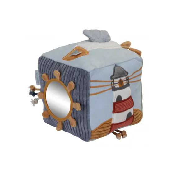 Eine bunte Sammlung von Texturen, Geräuschen und Charakteren, inspiriert von der Bucht, vereint sich im Design dieses aktivitätsreichen Soft Cubes.