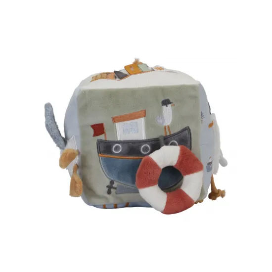 Eine bunte Sammlung von Texturen, Geräuschen und Charakteren, inspiriert von der Bucht, vereint sich im Design dieses aktivitätsreichen Soft Cubes.