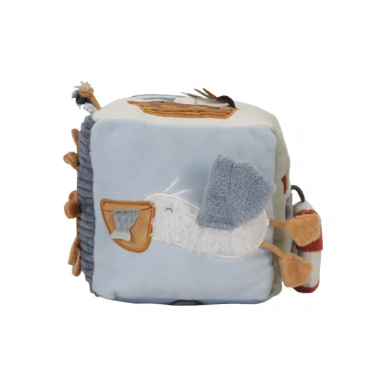 Eine bunte Sammlung von Texturen, Geräuschen und Charakteren, inspiriert von der Bucht, vereint sich im Design dieses aktivitätsreichen Soft Cubes.