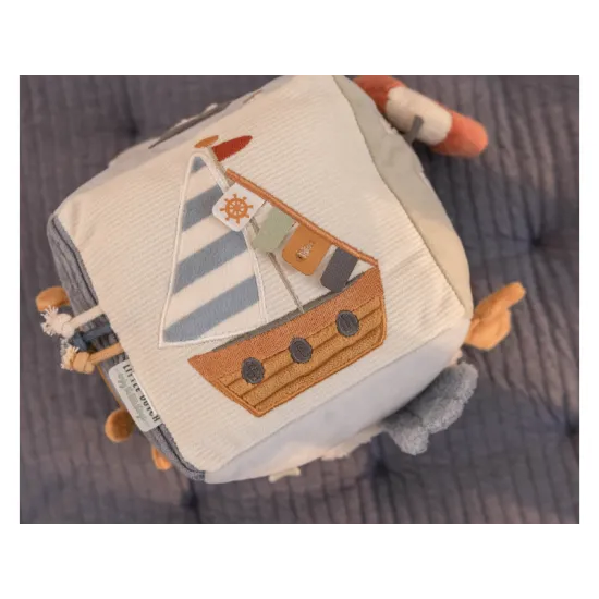 Eine bunte Sammlung von Texturen, Geräuschen und Charakteren, inspiriert von der Bucht, vereint sich im Design dieses aktivitätsreichen Soft Cubes.